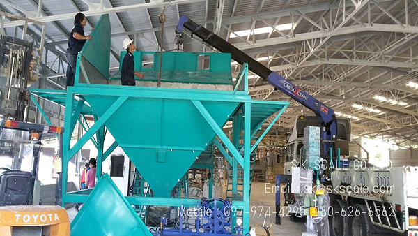 เครื่องบรรจุสินค้าพิกัด 25 กิโลกรัม พร้อมชุดสายพานลำเลียง และชุดเย็บกระสอบ