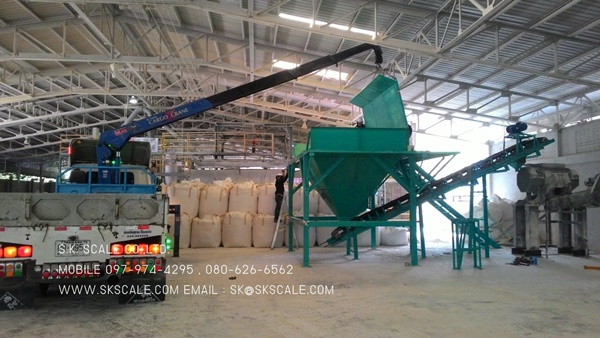 ติดตั้งถังพักวัตถุดิบพร้อมสายพานลำเลียง