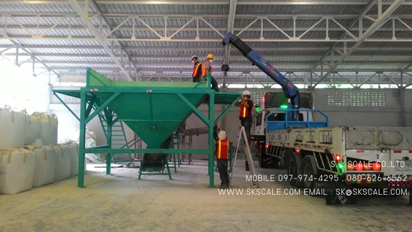 ติดตั้งถังพักวัตถุดิบพร้อมสายพานลำเลียง